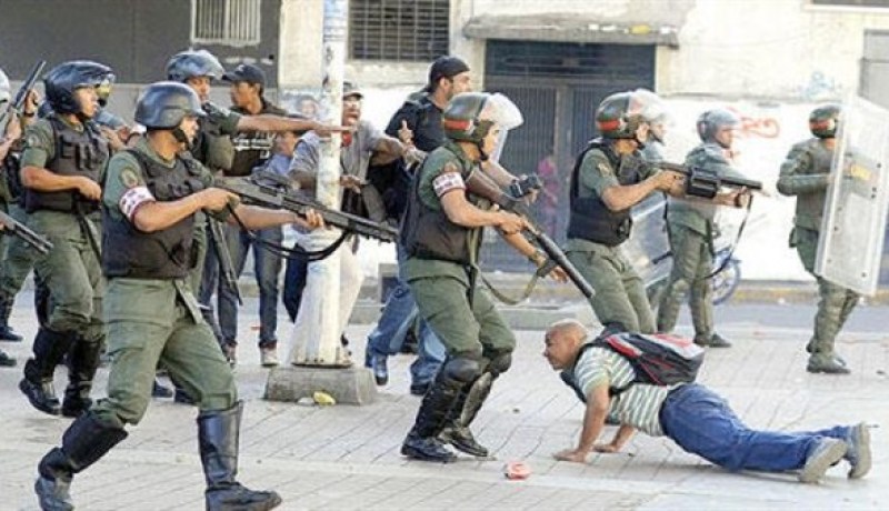 منظمات حقوقية تنتقد قرار فنزويلا السماح باستخدام الاسلحة النارية فى فض المظاهرات