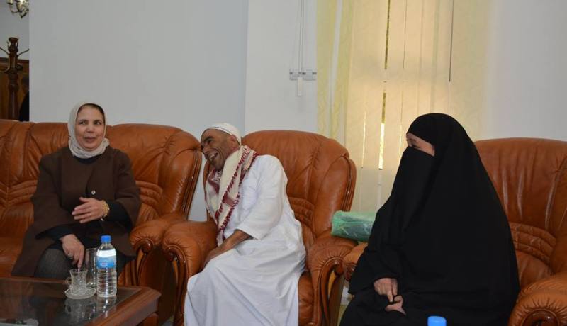 والي عين تموشنت تهدي شخصا من ذوي الاحتياجات الخاصة عمرة