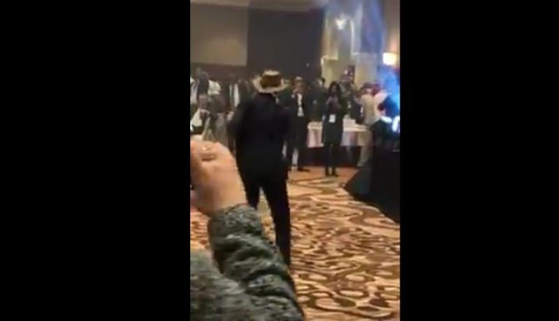 بالفيديو رقص وغناء في المؤتمر الإفريقي للإستثمار والأعمال بالجزائر.. !!!