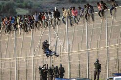 مئات المهاجرين يعبرون السياج الحدودي الفاصل بين المغرب وإسبانيا