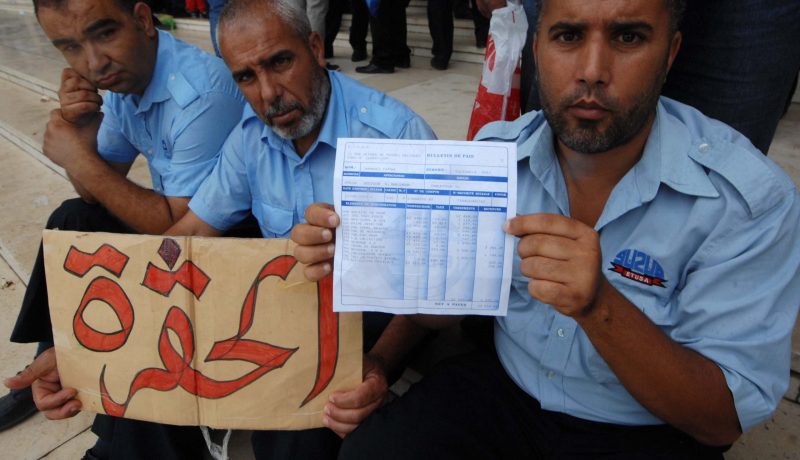 بالصور تجمع عمال الشركة الوطنية للنقل  امام  المقر المركزي  الاتحاد  العام  للعمال الجزائريين