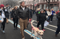 جون كيري يتظاهر ضد ترامب