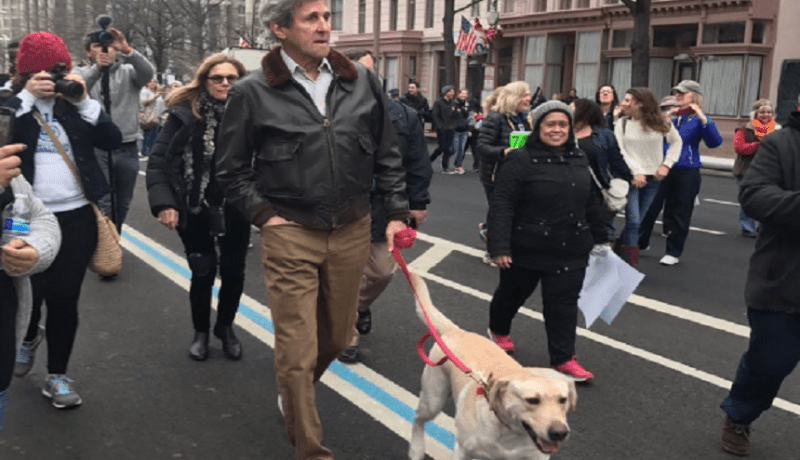 جون كيري يتظاهر ضد ترامب