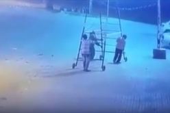 شاهد.. سلم حديدي يتسبب بموت شخص بطريقة مروعة