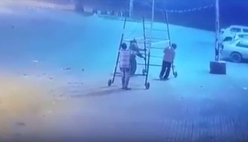 شاهد.. سلم حديدي يتسبب بموت شخص بطريقة مروعة