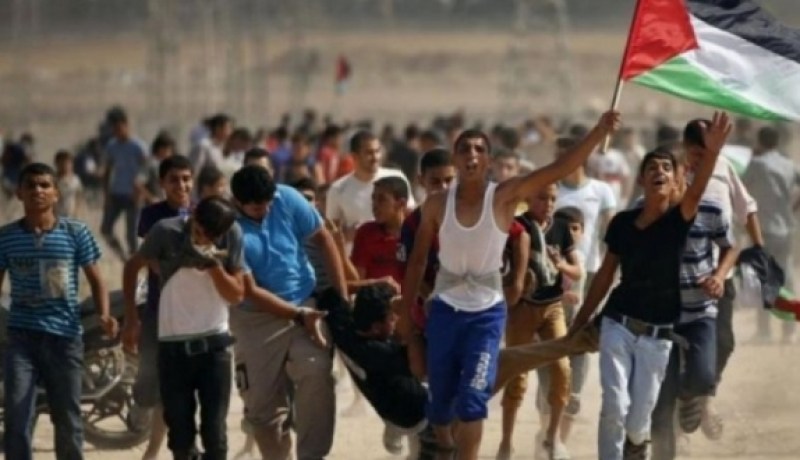 شهيد ومئات الجرحى في مسيرات العودة على حدود غزة