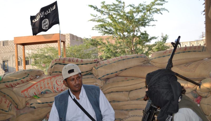 تنظيم القاعدة في اليمن يرصد مكافأة مالية لقتل قيادي موال للحكومة