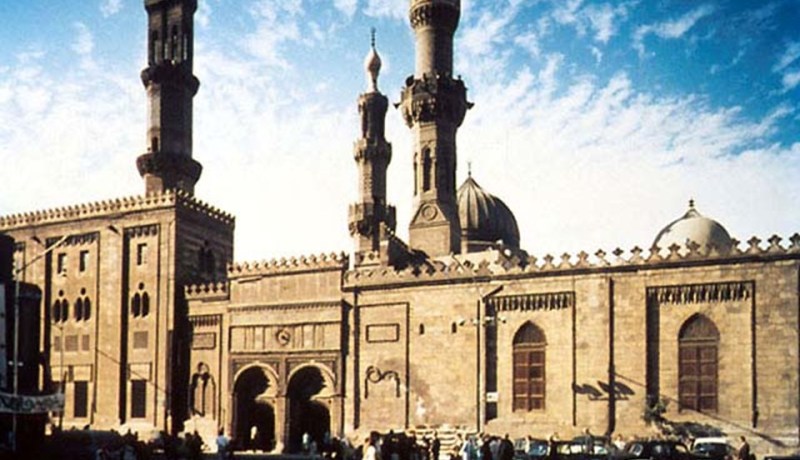جامعة الأزهر في مصر تفصل طالبة بعد ظهورها في فيديو تعانق صديقها