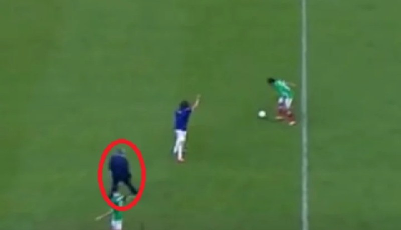 شاهد .. مورينيو كعادته يثير الجدل في مباراة خيرية بهذا التصرف