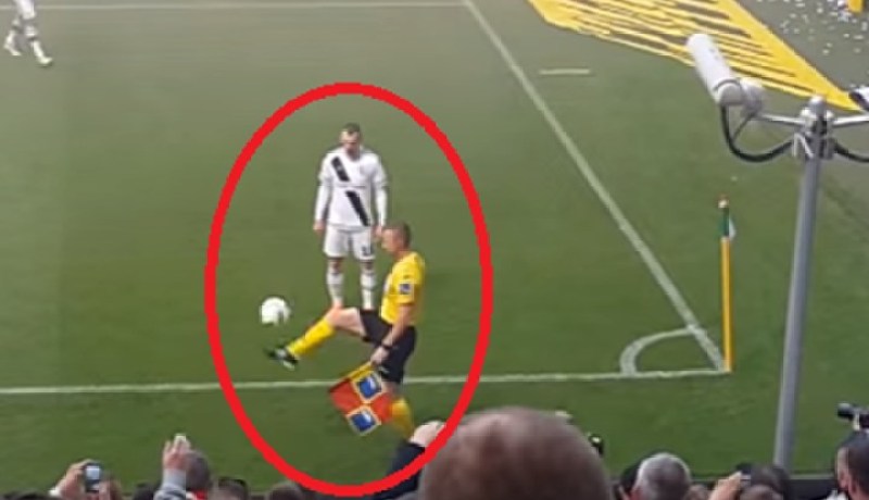 بالفيديو .. حكم مساعد يداعب الكرة ويذهل الجماهير داخل الملعب
