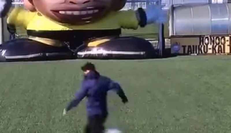 بالفيديو .. ميسي يؤكد أنه لاعب خارق بتجاوزه تحدي الحارس الدمية