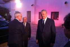 بالفيديو  سلال يوقع على سجل التعازي بالسفارة الفرنسية