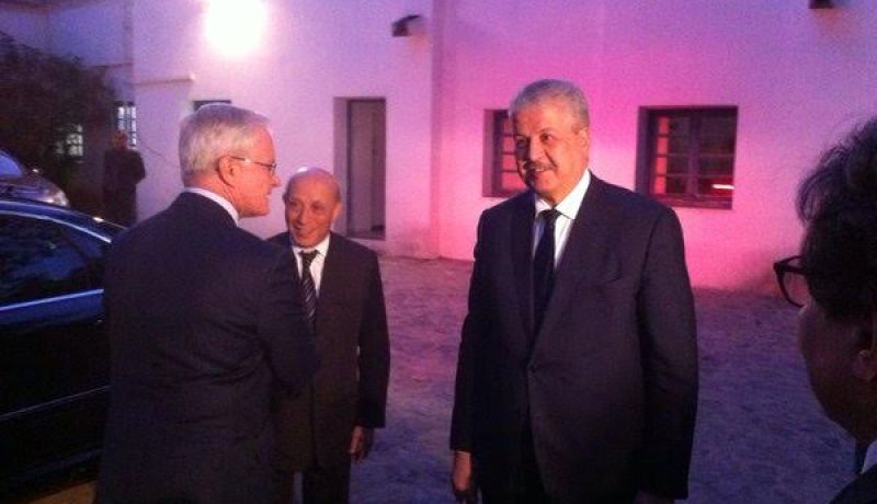 بالفيديو  سلال يوقع على سجل التعازي بالسفارة الفرنسية