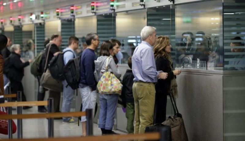 فرنسا تقرّر العودة لنظام العمل بإجبارية ترخيص الآباء بسفر أولادهم القصر