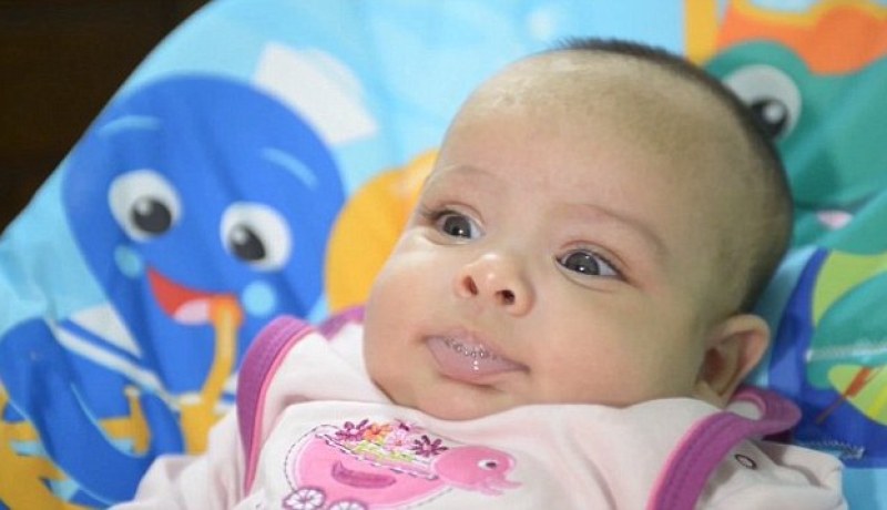 فيديو لرضيعة ذات شهرين تقصف والدها بكلمة I LOVE YOU