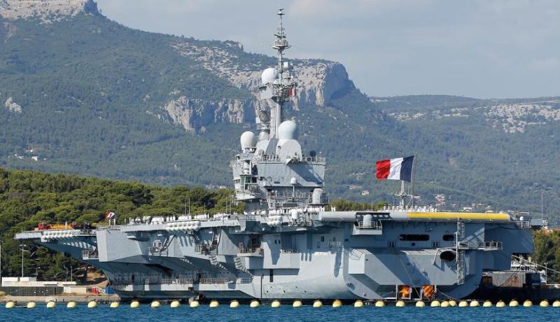 هولاند يزور حاملات الطائرات الفرنسية شارل ديغول في الشرق المتوسط