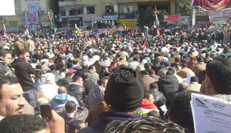 مئات المتظاهرين المصريين في مسيرة للتنديد بحكم العسكر