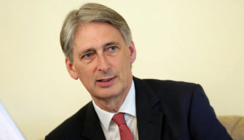 الجزائر وبريطانيا يؤكدان على ضرورة إيجاد حل سلمي للأزمة في ليبيا