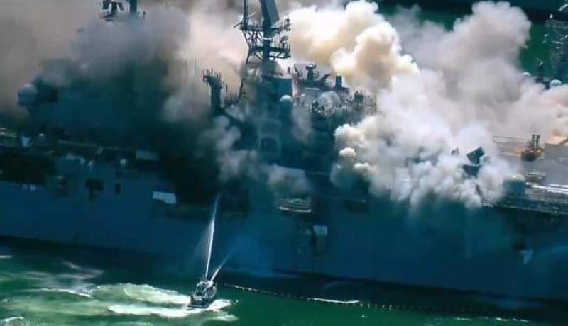 حريق مهول بسفينة حربية أمريكية في سان دييغو