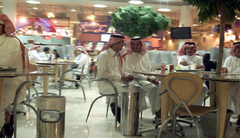 الخليج في تقشف لمواجهة أزمة اقتصادية حادة