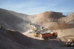 وفاة شخص وإصابة اثنين آخرين إثر انهيار صخري بمحجرة في السوقر