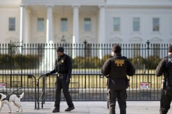 توقيف متسلل يحمل عبوة مشبوهة قفز من فوق سياج البيت الأبيض