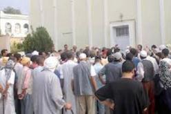 احتجاج عشرات المواطنين في بسكرة