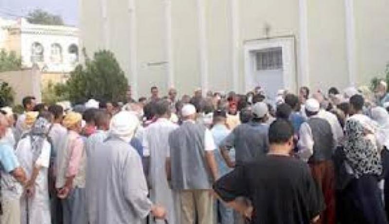 احتجاج عشرات المواطنين في بسكرة