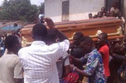 بالفيديو ميت يشير إلى قتلته خلال جنازته