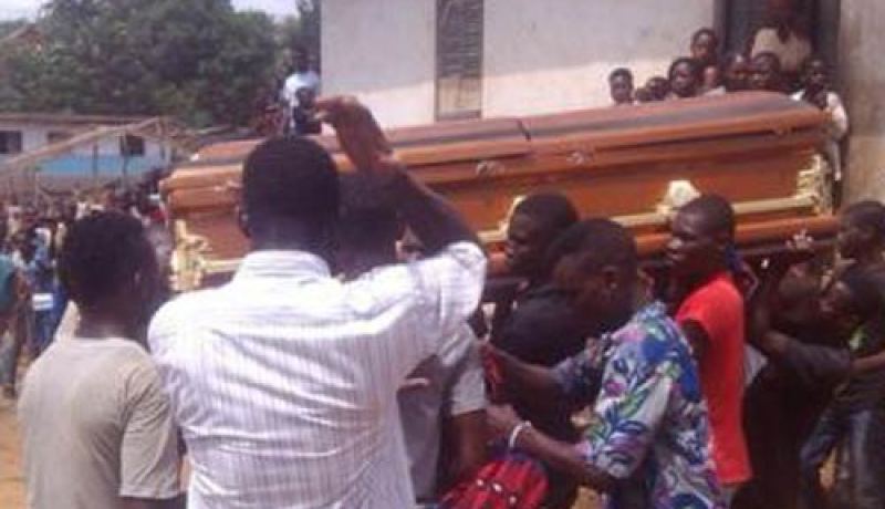 بالفيديو ميت يشير إلى قتلته خلال جنازته