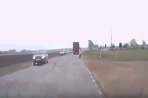 بالفيديو شاحنة تتجنّب صدم شبح يعبرالطريق