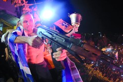 جبور يحتفل بالكلاشينكوف بعد التتويج باللقب والقبرصيون يتهمونه بالإرهاب