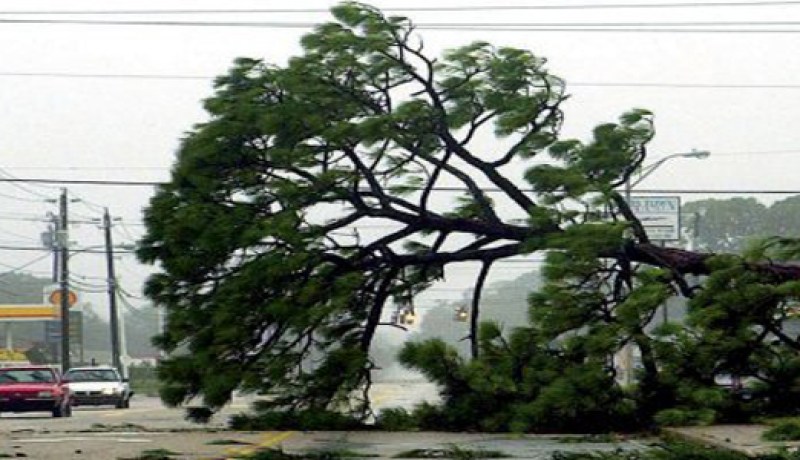 قتيلان وأكثر من 100 جريح في عاصفة اجتاحت جنوب أمريكا