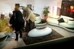 بالفيديو ضيفة ما وراء الجدران تشتم الشيخ شمس الدين على المباشر