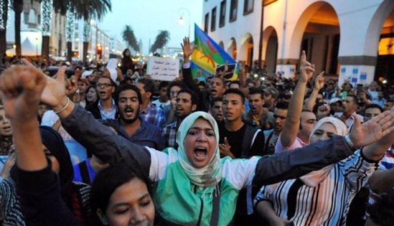 آلاف المغاربة  يتظاهرون احتجاجا على مقتل  بائع السمك