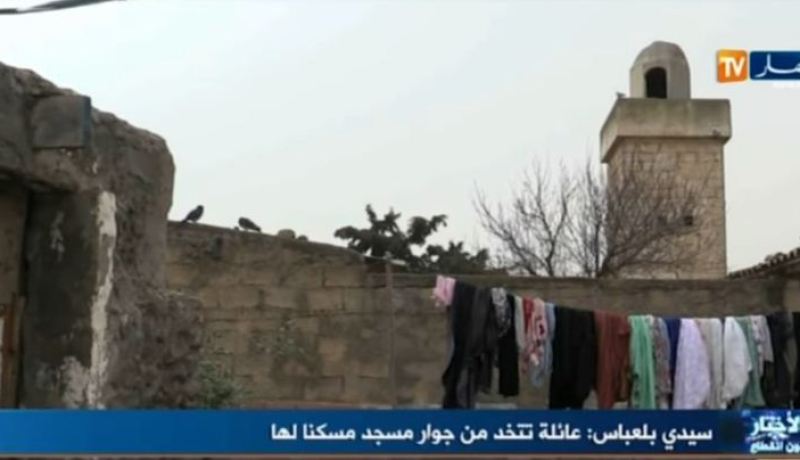 بالفيديو.. عائلة تقطن في غرفة داخل مسجد بسيدي بلعباس