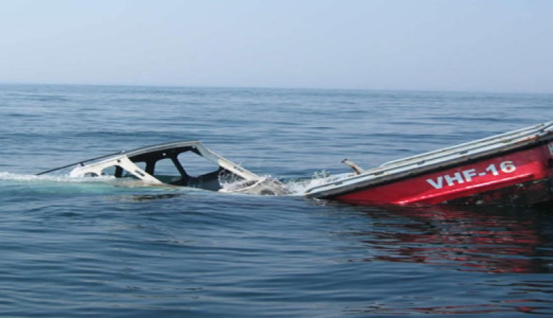 قتلى وفقدان 6 آخرين اثر غرق قارب باندونيسيا3