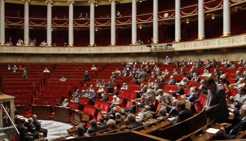 نواب من الحزب الاشتراكي يطلقون الصافرات ضد والدة مراح داخل البرلمان الفرنسي