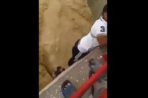 بالفيديو انقاذ طفل جرفته سيول وادي في بسكرة