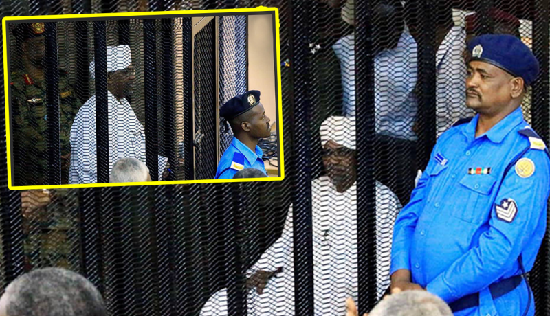 بالصور.. الرئيس السوداني المعزول عمر البشير يظهر في أولى جلسات محاكمته