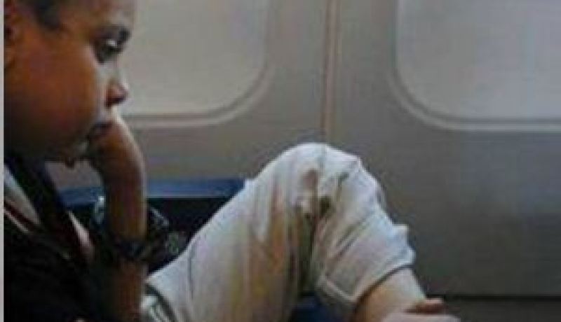 بالصورة حزن أحمد السيسي في الطائرة خلال رحلة العودة إلى مصر