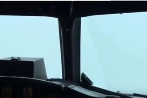 بالفيديو لحظة اختراق طائرة ركّاب لإعصار ماثيو