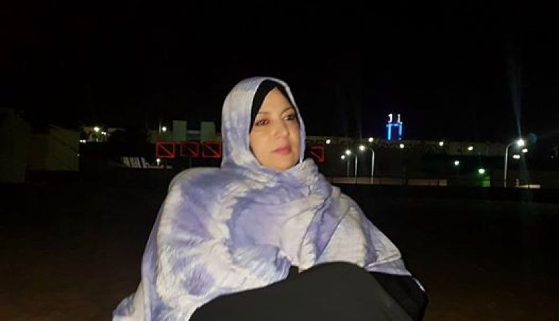 بالصور.. نعيمة صالحي تشكو همومها للبحر