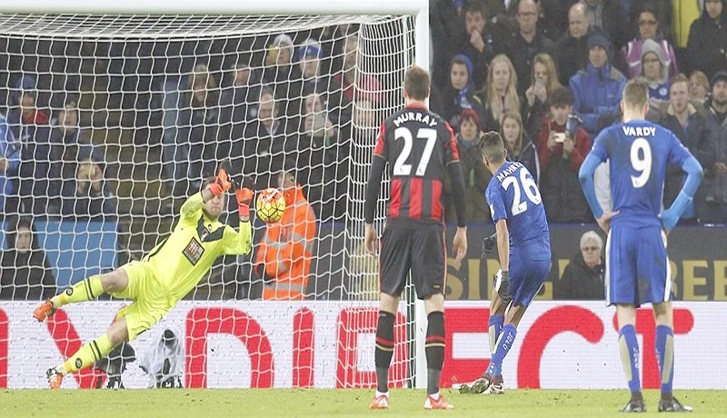 محرز يفشل في تسجيل ركلة جزاء ويحرم ليستر من الفوز على بورنموث