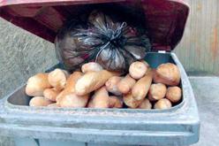 الملايين من الخبزات في النفايات خلال أولى أيام الشهر الفضيل