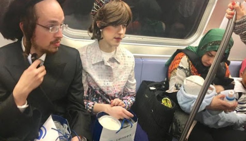 صورة تجمع مسلمة وزوجين يهودين تشعل الفايسبوك