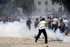 الشرطة تستخدم الغاز المسيل للدموع للفصل بين متظاهرين إسلاميين ومعارضين بالإسكندرية