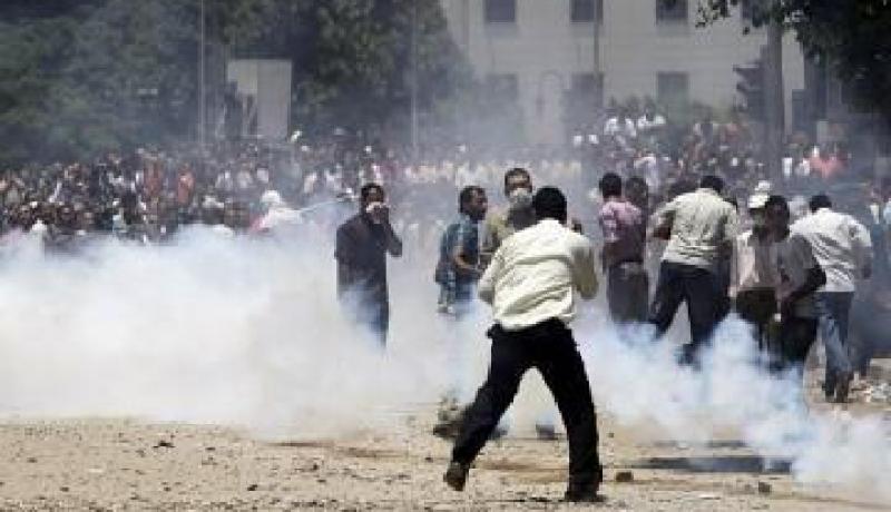 الشرطة تستخدم الغاز المسيل للدموع للفصل بين متظاهرين إسلاميين ومعارضين بالإسكندرية