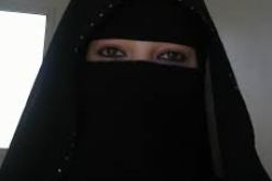 صورة لمنقبة تقود دراجة تشعل مواقع التواصل الإجتماعي