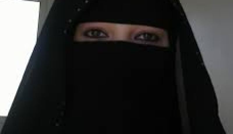 صورة لمنقبة تقود دراجة تشعل مواقع التواصل الإجتماعي